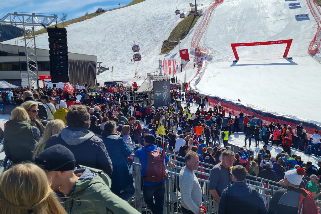 Tausende Fans aus aller Welt haben auch den Start in das zweite Skiweltcup-Finalwochenende in Saalbach-Hinterglemm mitgefeiert. Am Programm: Super-G der Herren und Damen.